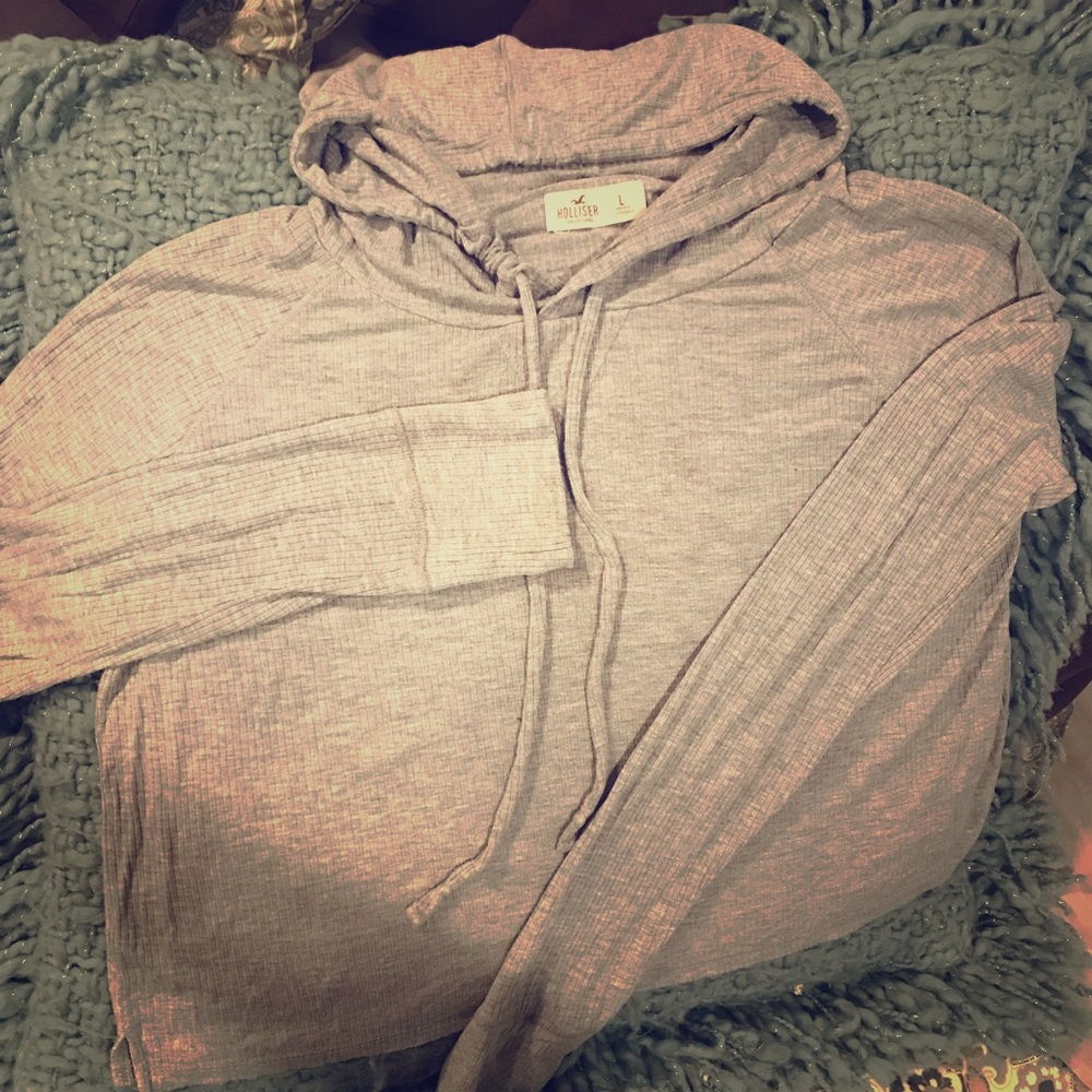 *PRICEDROP* Hollister lightweight cropped hoodie